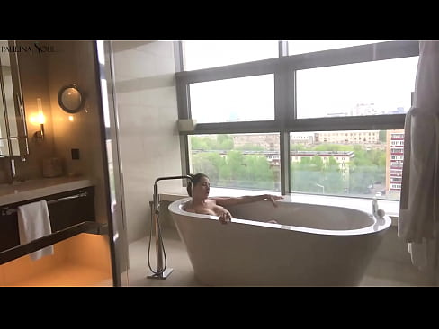 ❤️ En fantastisk babe som lidenskapelig rykker av seg fitta på badet ☑ Vakker porno hos oss ❤